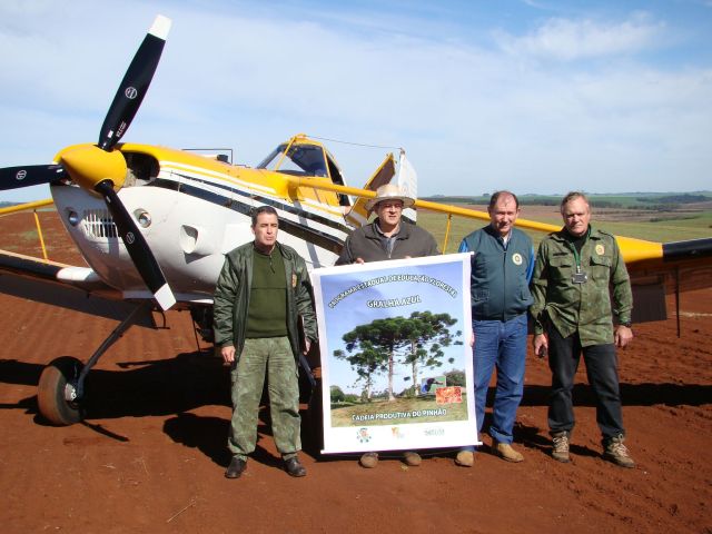 Avião agrícola atua em  reflorestamento no Rio Grande do Sul
